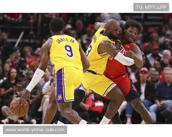 詹姆斯关键三分助球队逆转，季后赛争夺战激烈升级
